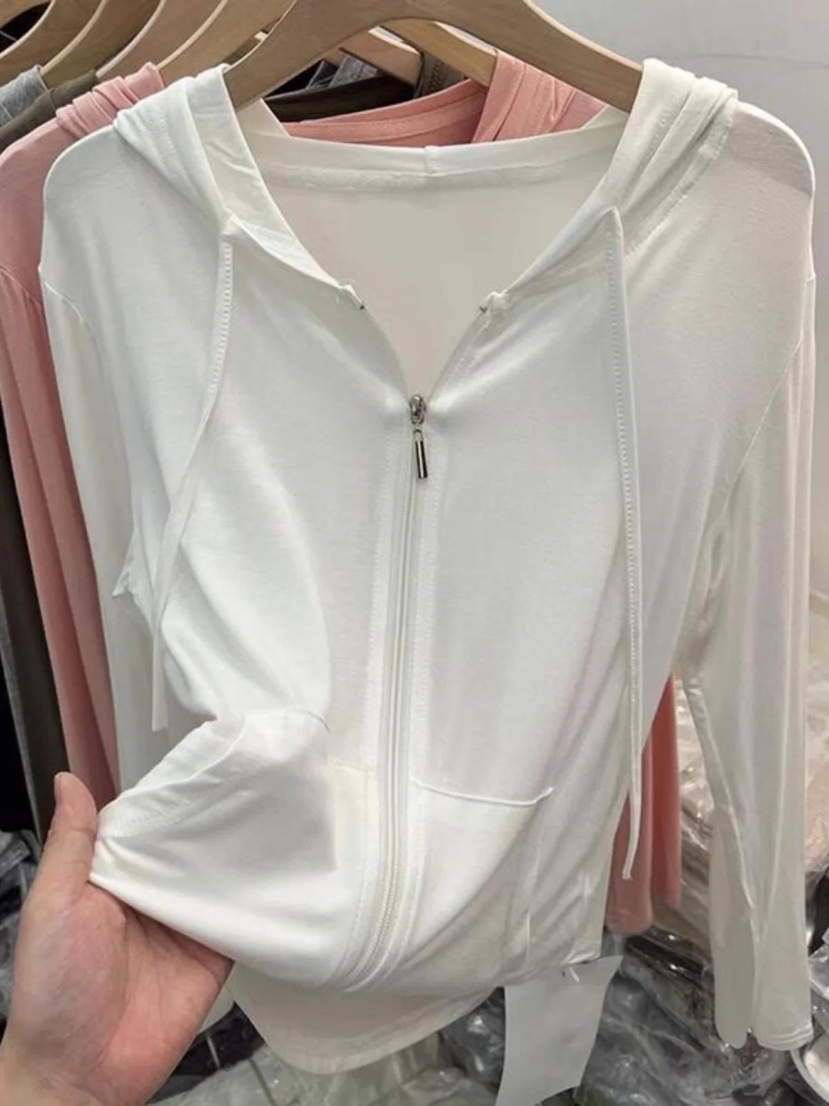 Топ с коротким рукавом и капюшоном на молнии + брюки завышенной талией