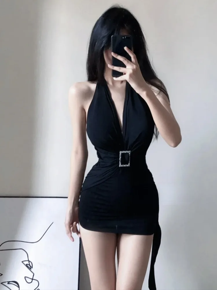 Женское платье с V-образным вырезом лямкой на шее