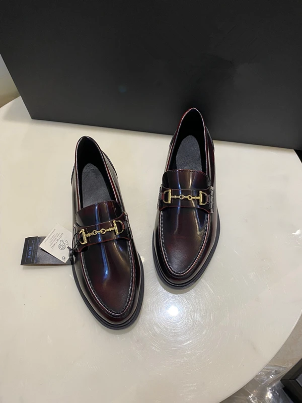 Женские винтажные лоферы на плоской подошве из натуральной кожи с металлическим