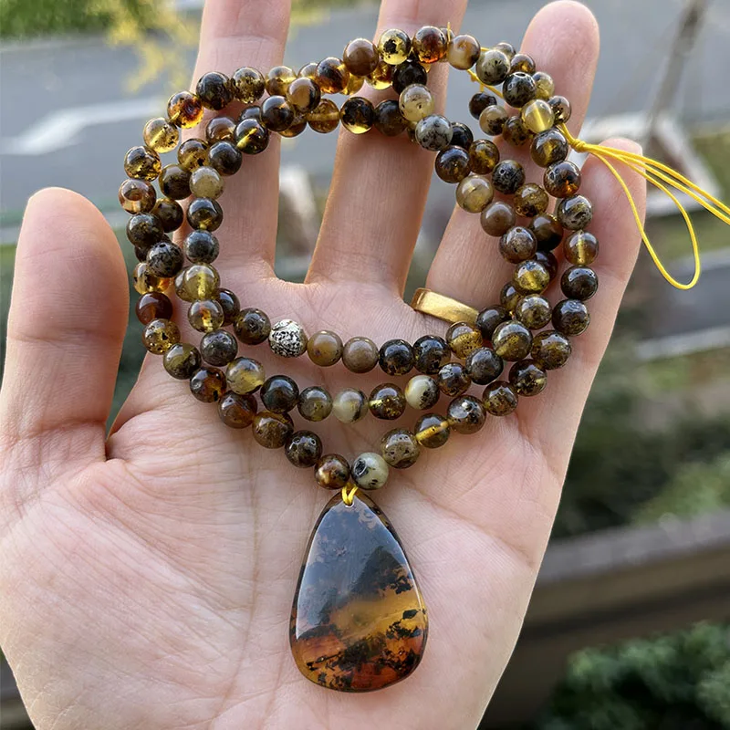 Ожерелье с подвеской из янтарного камня