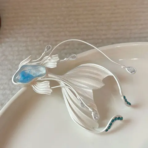 Хрустальная брошь с рыбкой