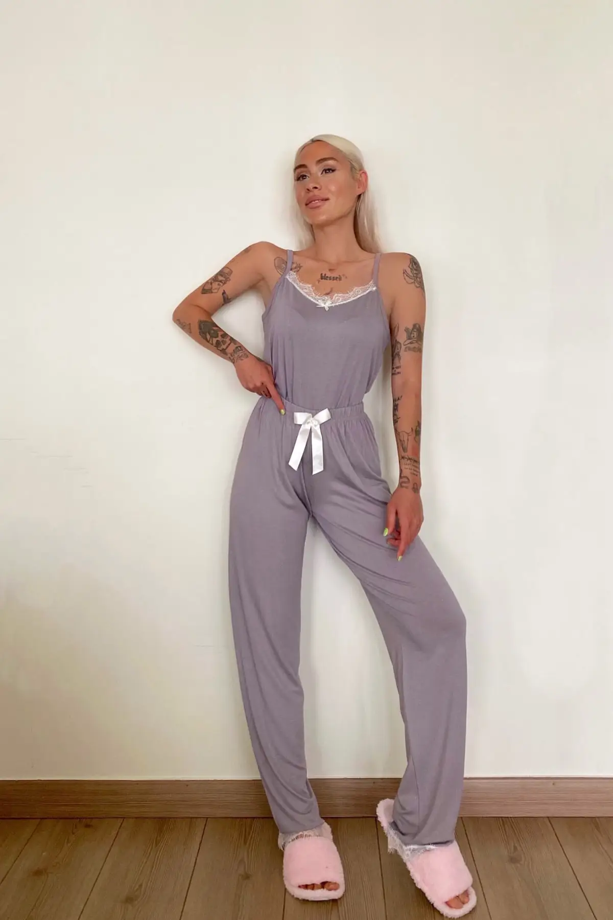 

Hanging Woman Knitting Lace Tying Gray Pajama Sets Pajama Sets