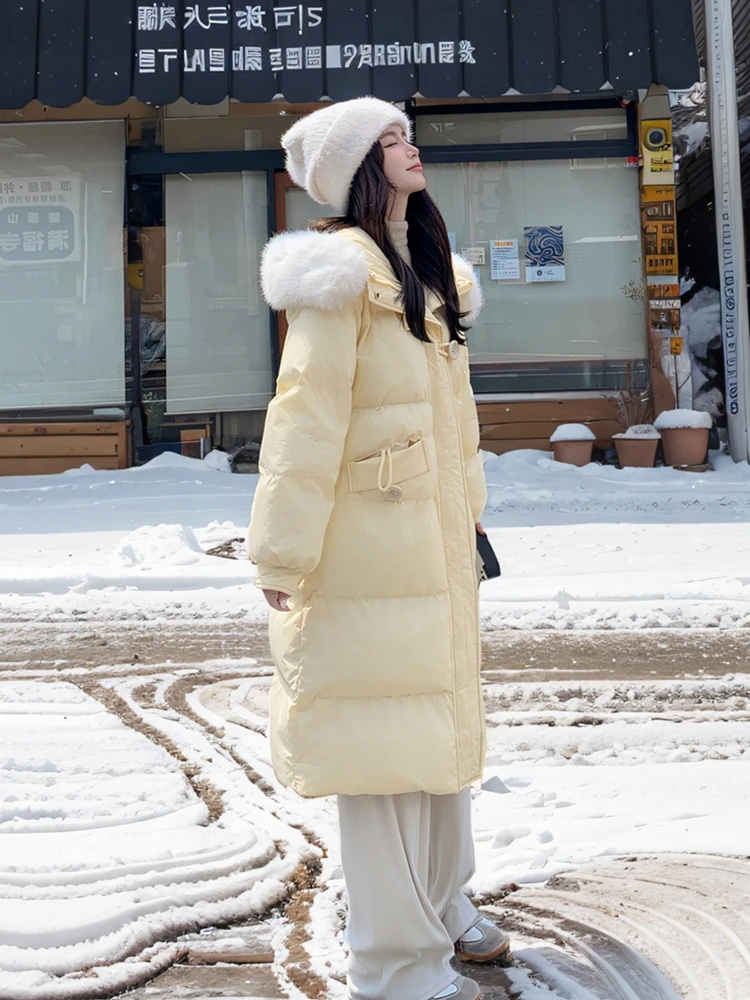 Теплое утягивающее пальто с хлопковой подкладкой и большим меховым воротником