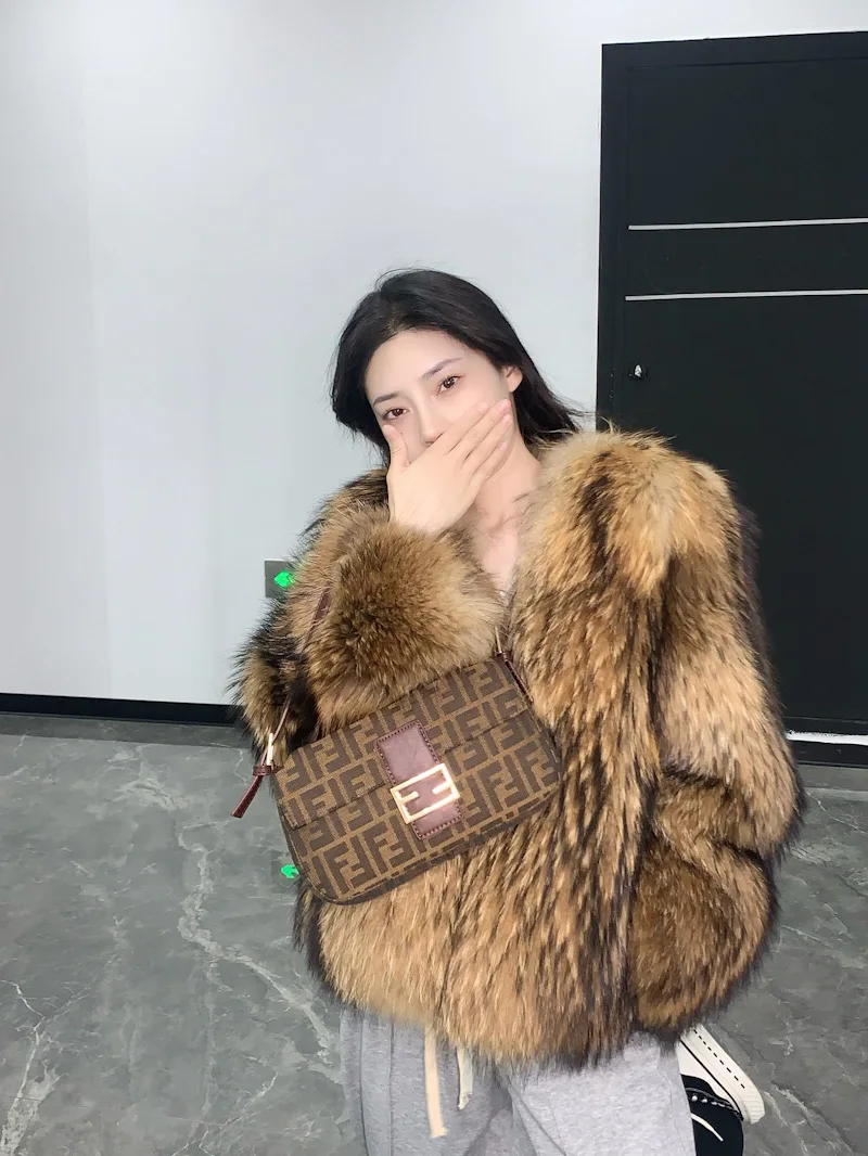 Real Natural Raccoon Jacket Women's Fashion Full Pelt Coats Fur Coat  Real Round Neck Warm Whole Skin Natural Raccoon Fur