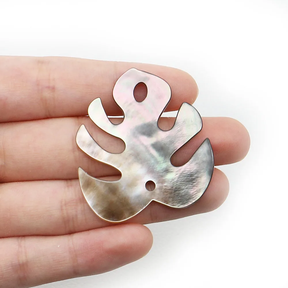 

Черная ракушка-подвеска из натурального материала