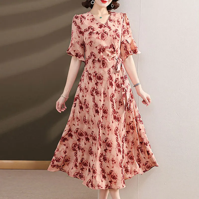 Элегантное женское платье с V-образным вырезом и принтом роз