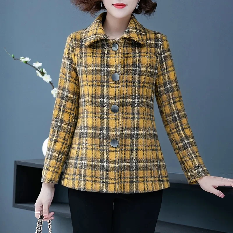 Женская шерстяная куртка в клетку короткая однобортная среднего возраста
