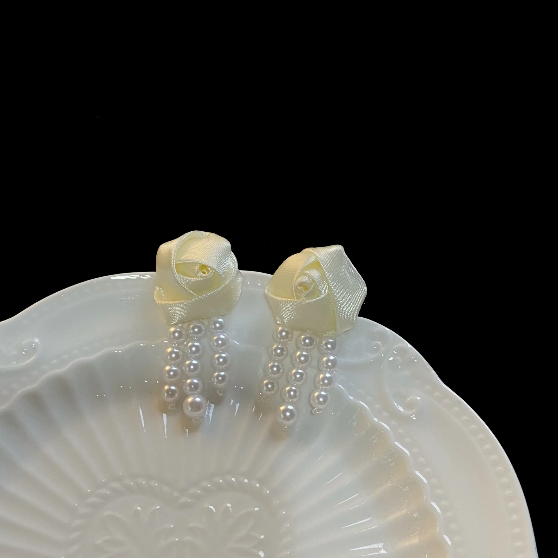 

2021 new autumn and winter new French retro Rose Pearl Earrings female S925 silver needle high sense Tassel Earrings