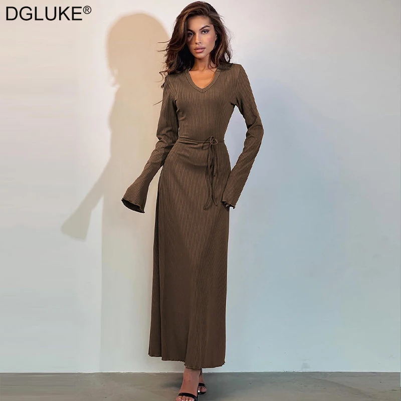 

Женское длинное платье с V-образным вырезом