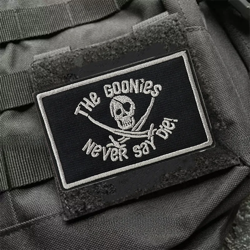 Фото Вышитая нашивка THE GOONIES NEVER SAY DIE с рамкой merrow, пришитая аппликация для одежды и аксессуаров, новинка 2025 г. №3
