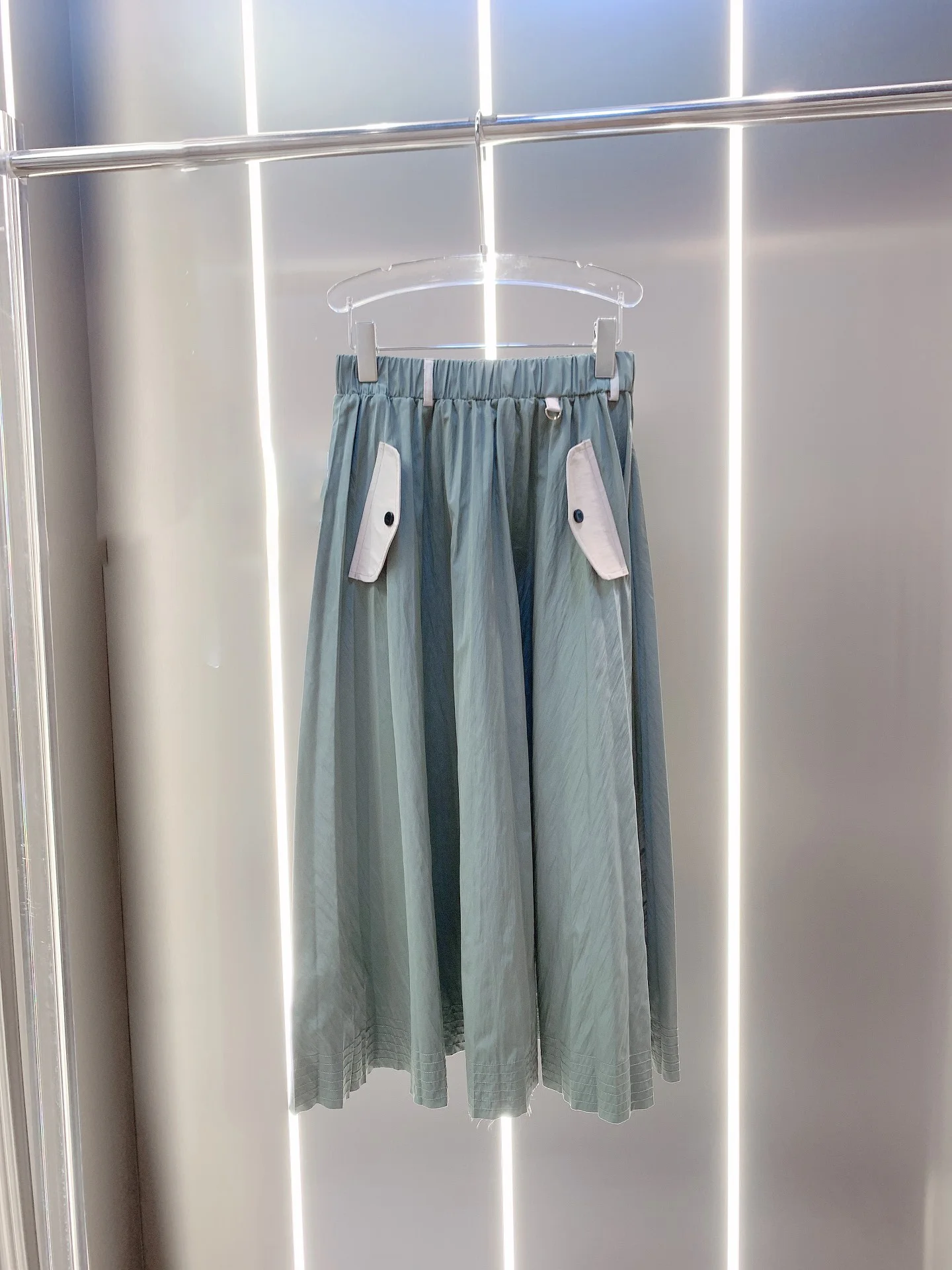 

Новая плиссированная юбка выглядит стройной и повседневной, 2023