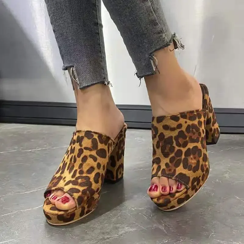 

Летние новые большие тапочки для женщин с открытым носком и толстым каблуком на высоком каблуке с леопардовым узором замшевые женские шлепанцы для улицы