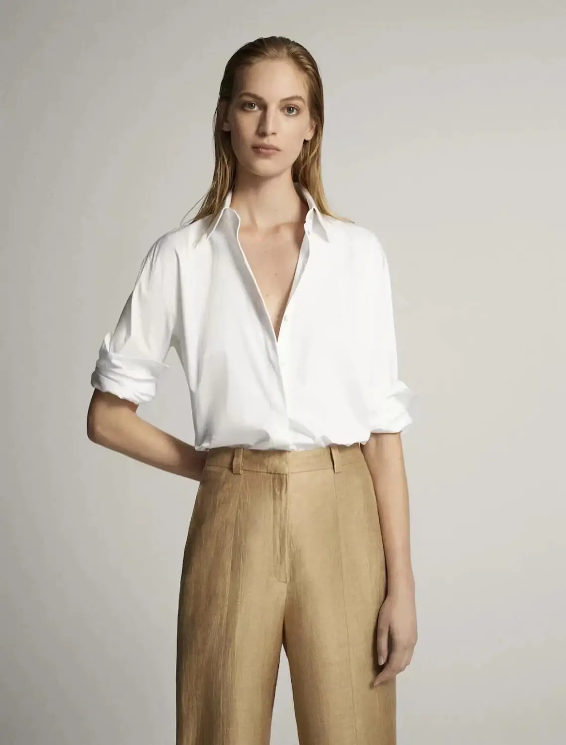 Блузка на английском. Рь блуза в цветок. Красная блузка без рукавов. Блузка с английским воротником. Блузка на английском.