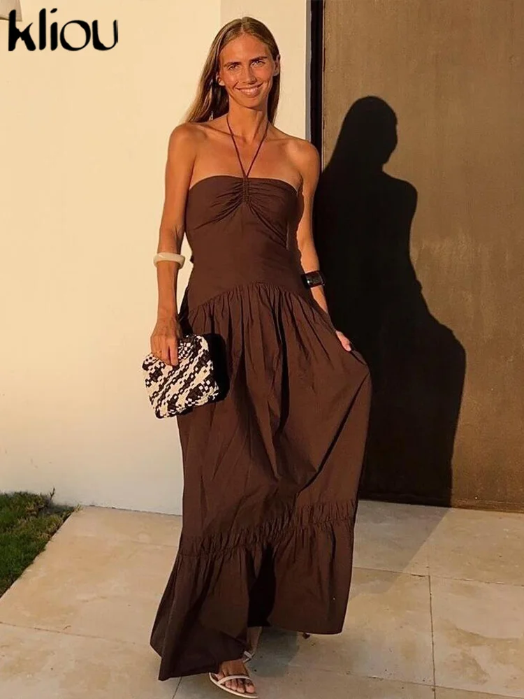 Женское длинное платье-трапеция с лямкой на шее и драпировкой