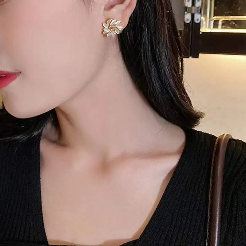 

Cat-eye French Petal Silver Needle Earrings Female Korean Version Simple Temperament Niche Design Earrings Jewelry