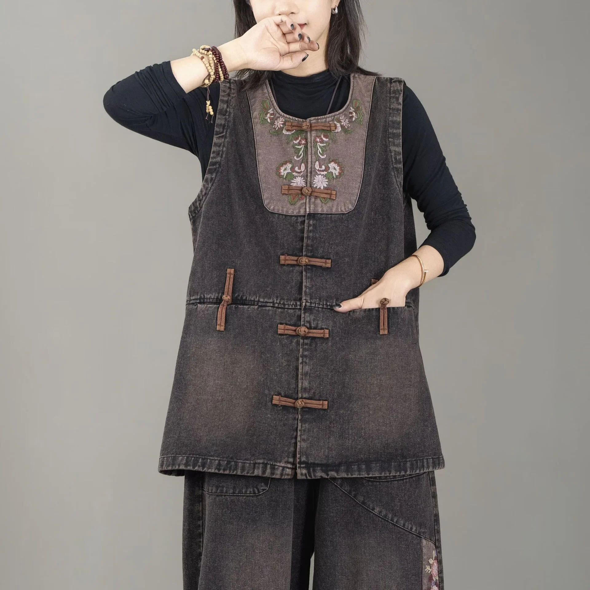 Жилет средней длины новинка осени 2024 джинсовая вышивка универсальное женское