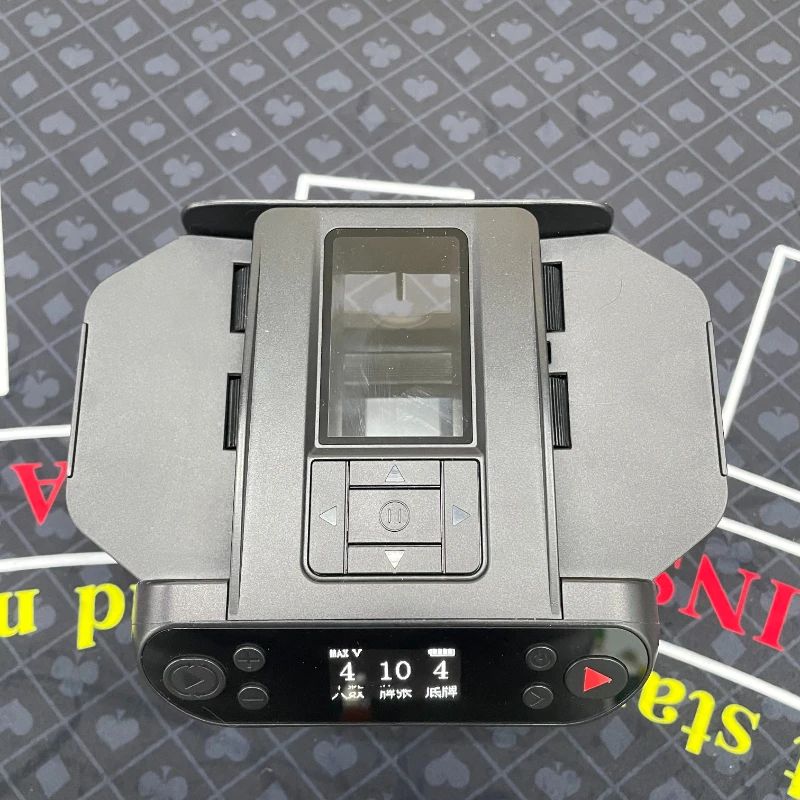 Автоматический дилер распределяет устройство для перемешивания игральных карт