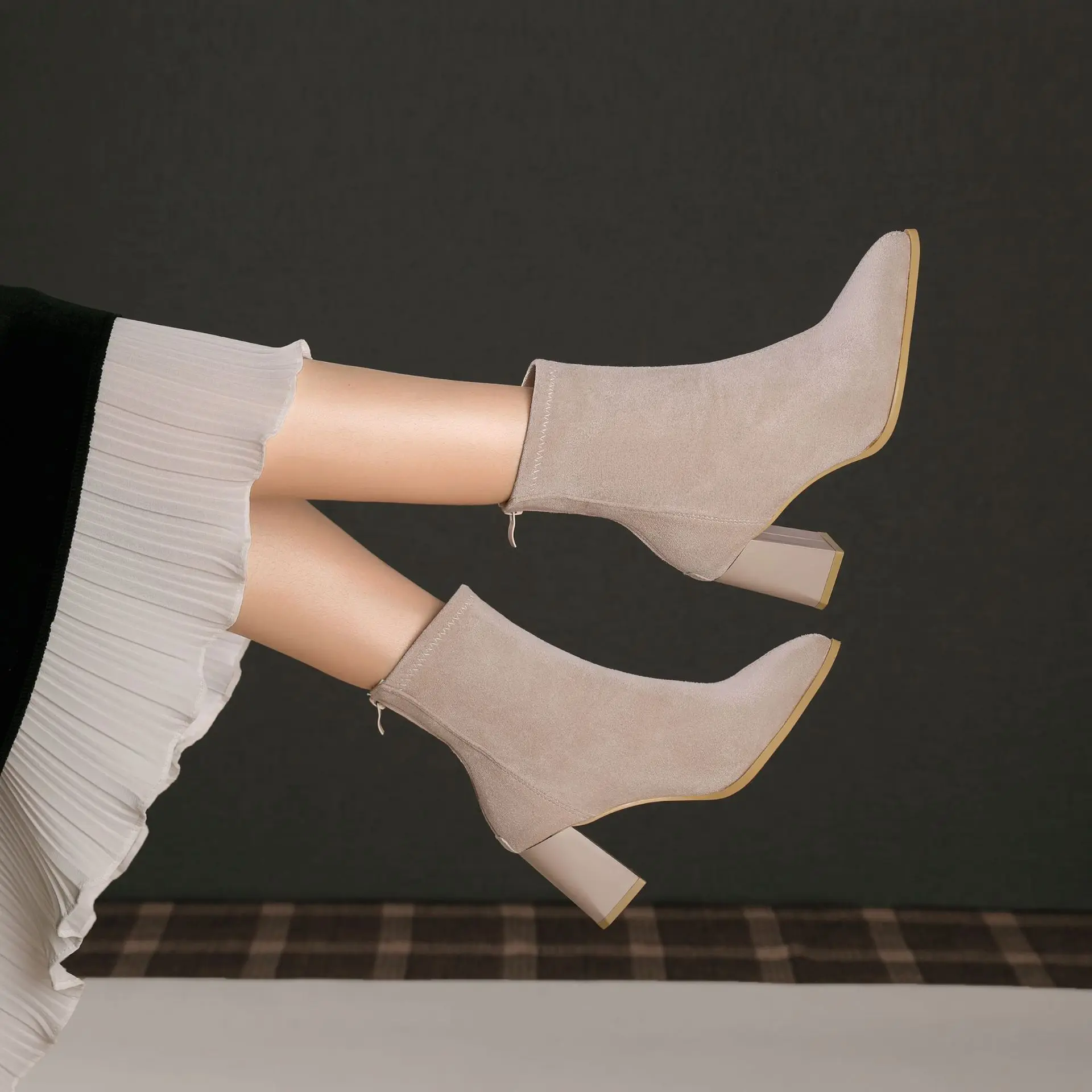 Ботильоны женские на низком каблуке с заостренным носком молнии