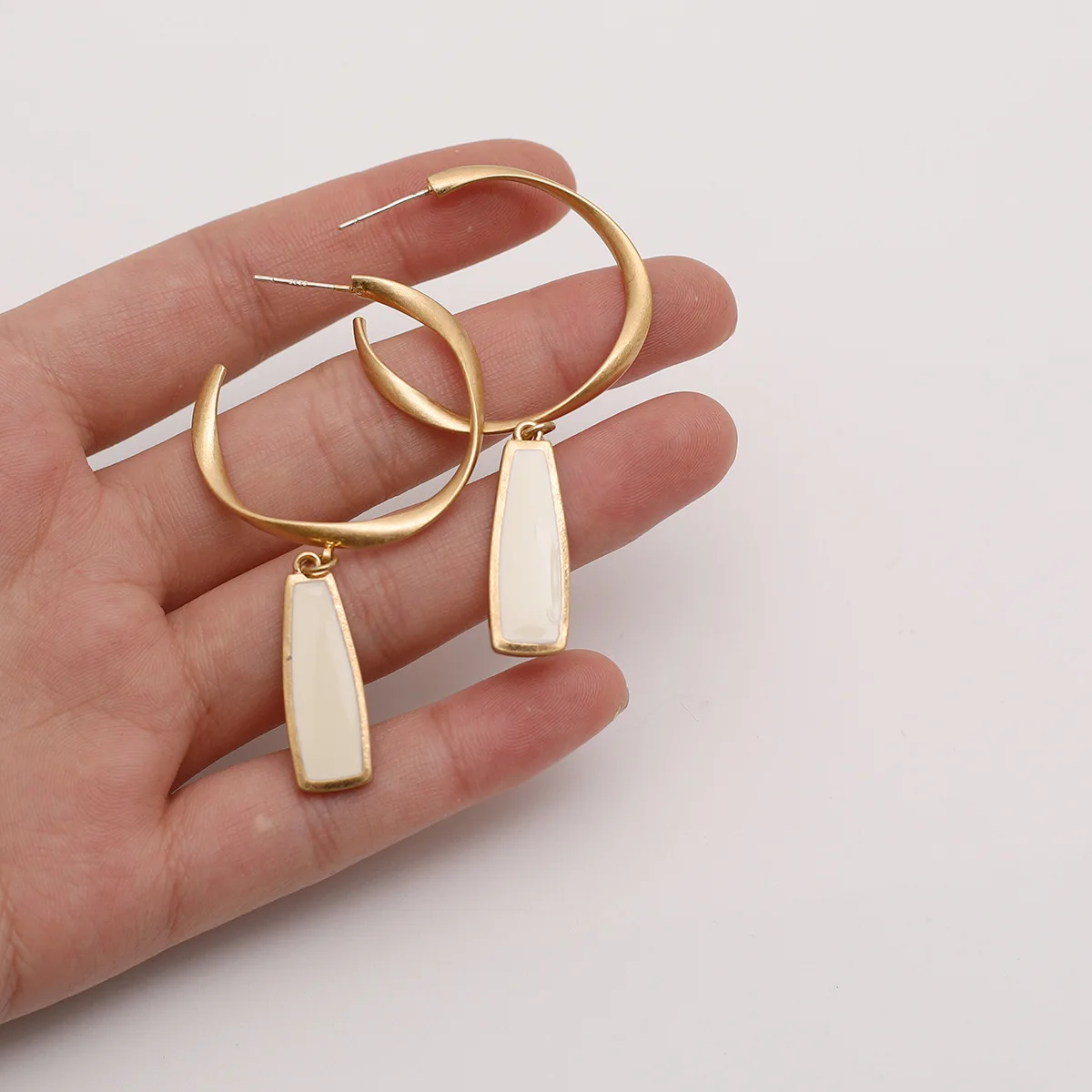 

2021 new pop Retro Design Earrings metal old gold earrings Korean minimalist temperament versatile Earrings female