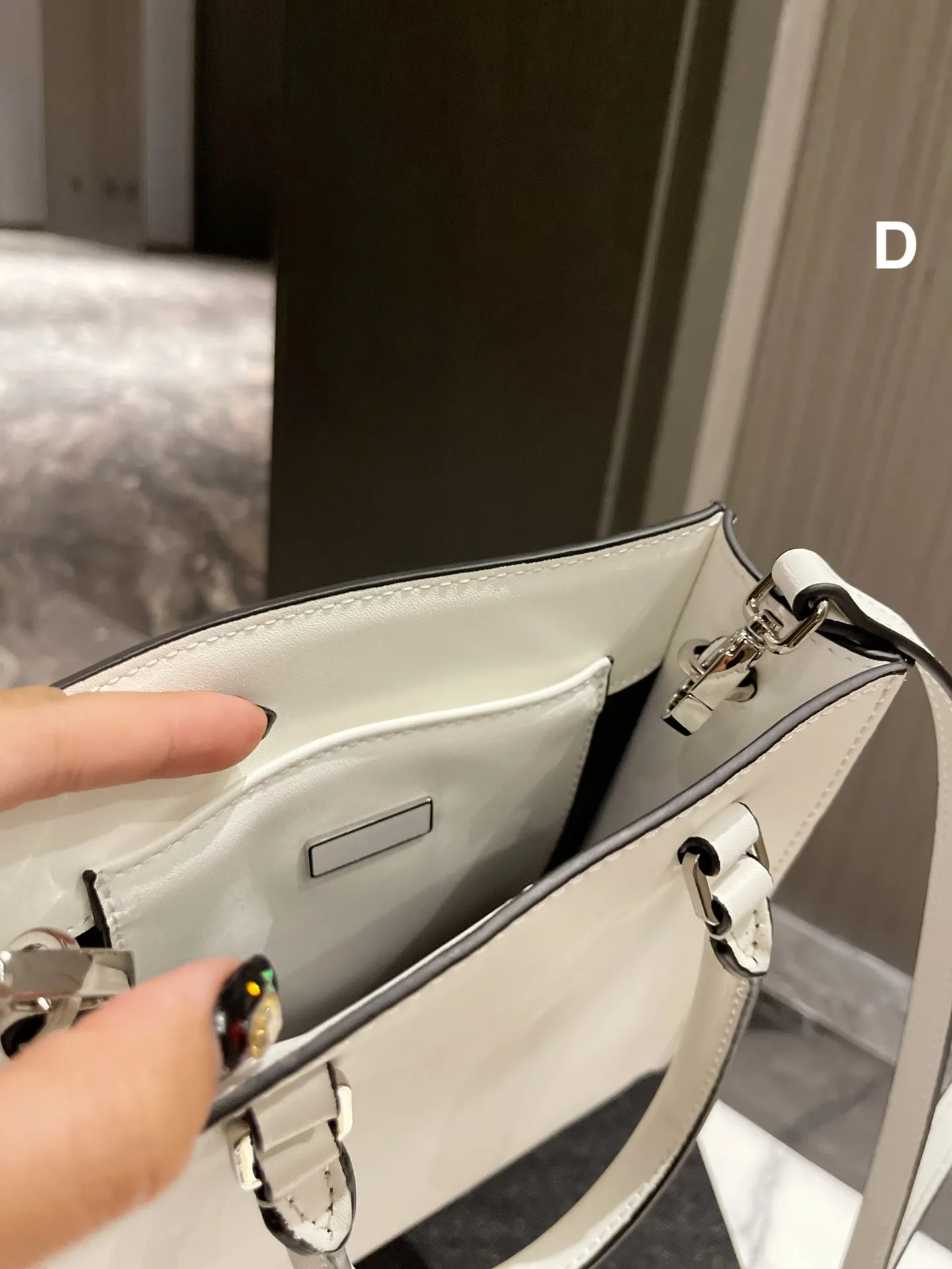 Korean handbag new fashion versatile One Shoulder Messenger small package mobile phone small square bag women's light