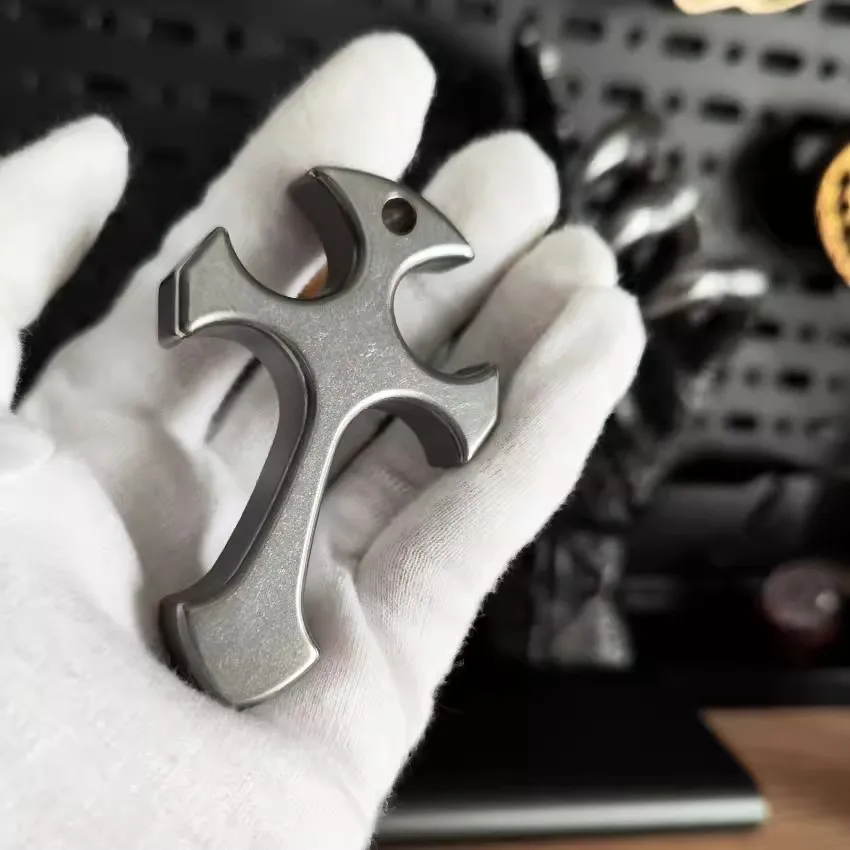 

Многофункциональный инструмент из титанового сплава