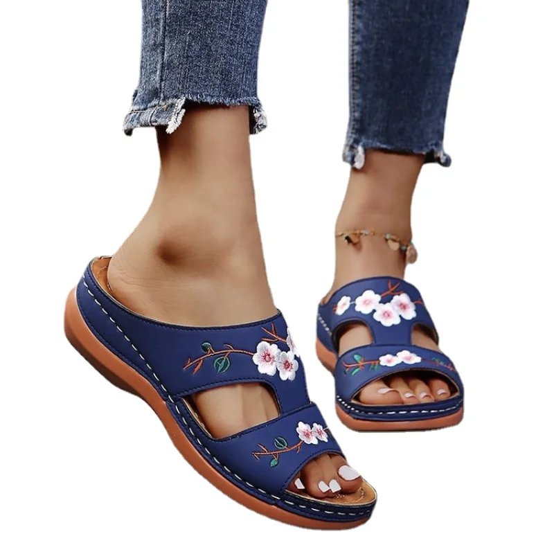 

Сандалии женские мягкие с вышивкой, повседневные удобные тапочки, цветная Этническая уличная пляжная обувь с открытым носком, на плоской платформе, с цветочной вышивкой