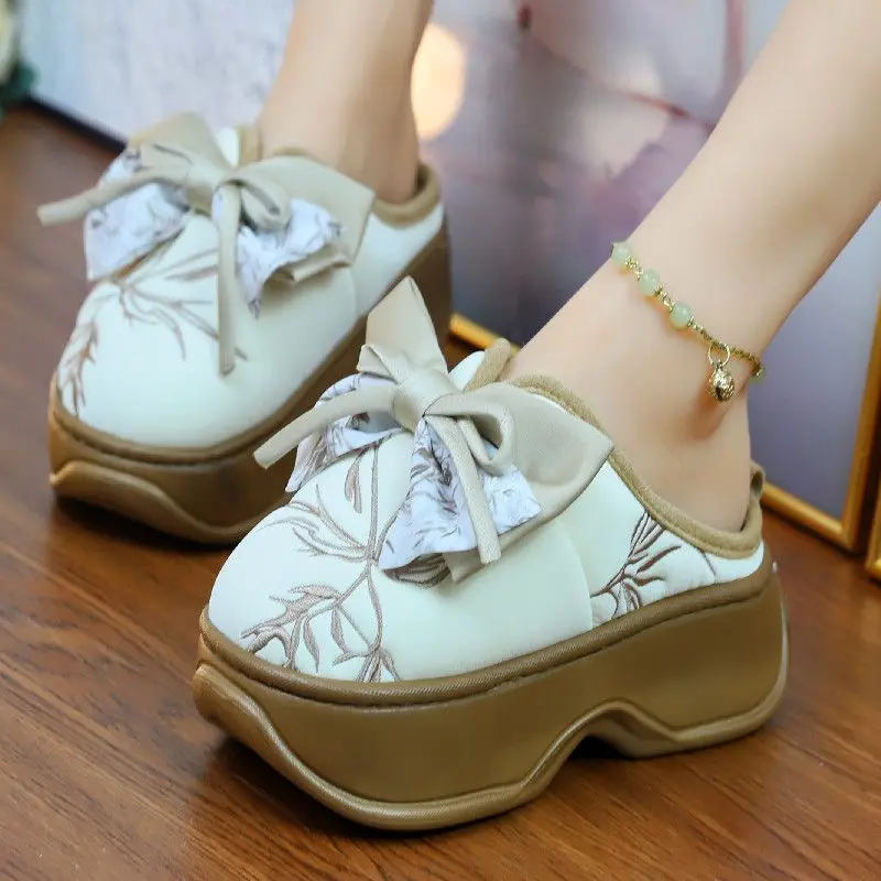 Женские тапочки с вышивкой размер 5 см цвет в ассортименте