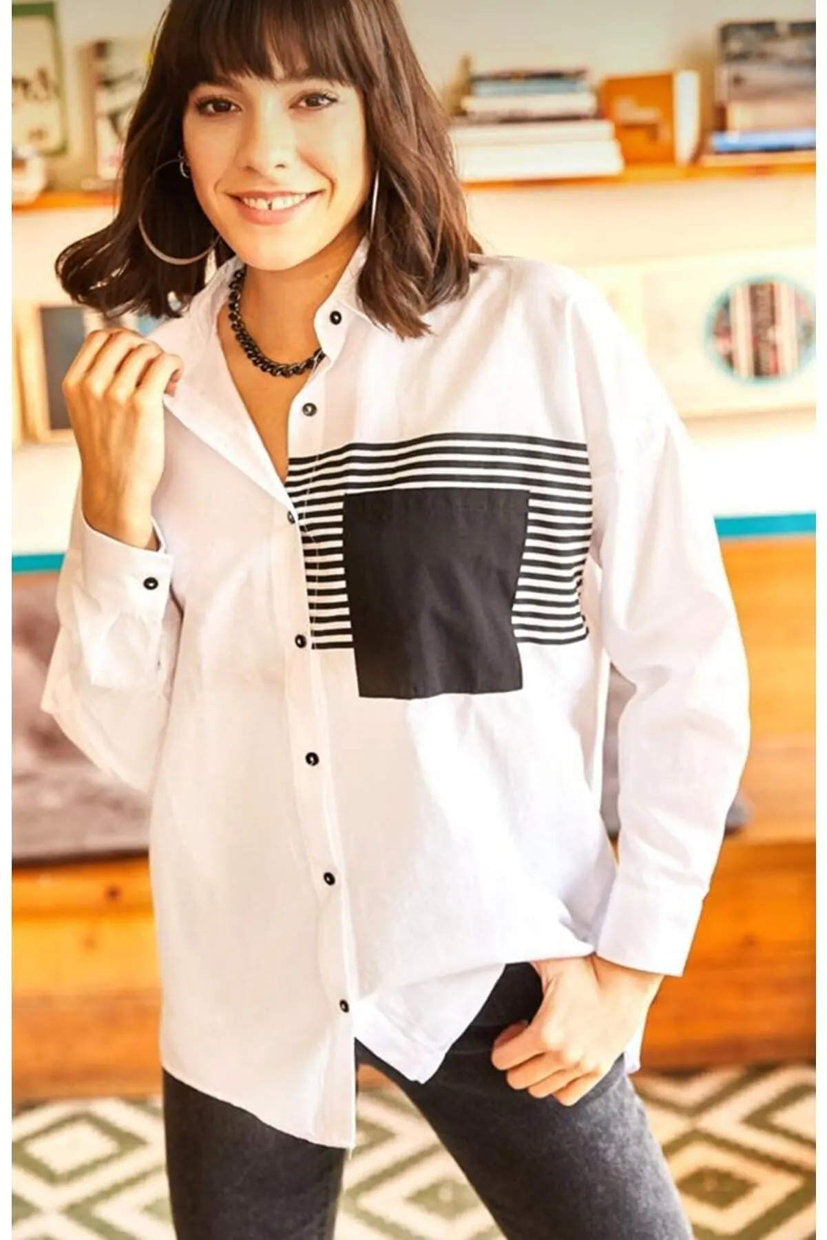 

Женская рубашка оверсайз в белую и черную полоску с карманами