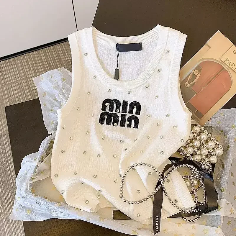 Женский топ с вышитыми бусинами