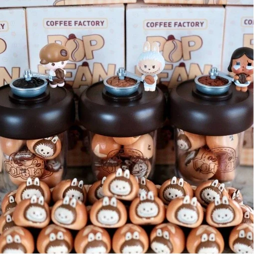 Фото Оригинальная новинка: серия Popmart Coffee Factory Pop Bean — коллекционные игрушки-сюрпризы в виде милых бутылочек для декора рабочего стола, подарки для девочек №1