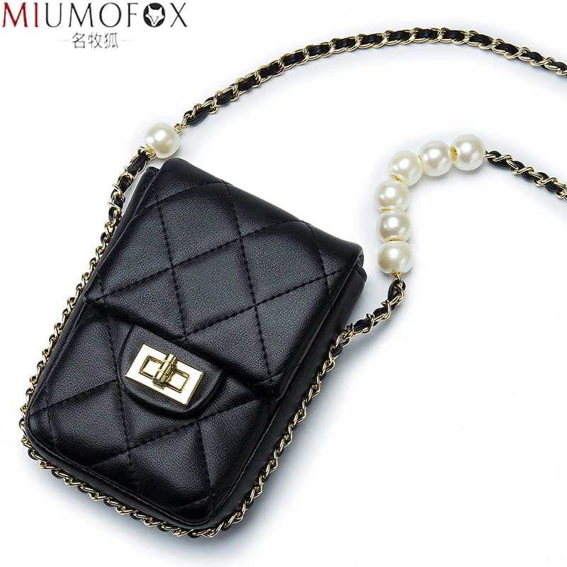 

Женская роскошная кожаная сумка через плечо с жемчужной цепочкой, брендовая маленькая сумка в клетку со стразами для IPhone 13 Plus, дизайнерская ...