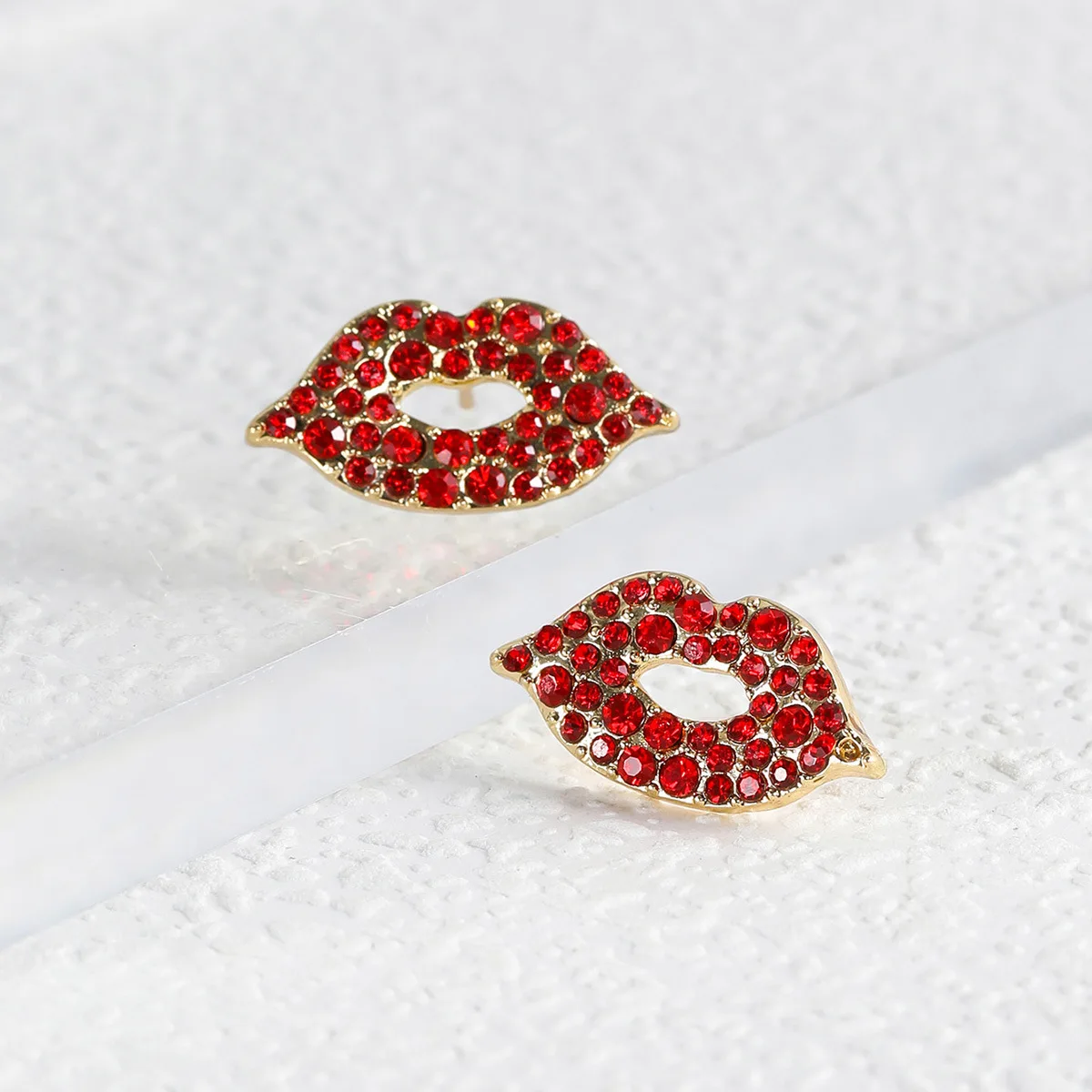 

Creative Red Sparkling Rhinestone Lip Shaped Earrings Women Fashion Cute Stud Earrings New Rock Earrings 2023 Wholesale