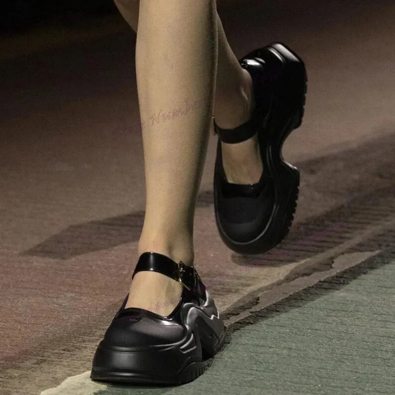 Рисунок 5 - Мужские кроссовки на толстой подошве