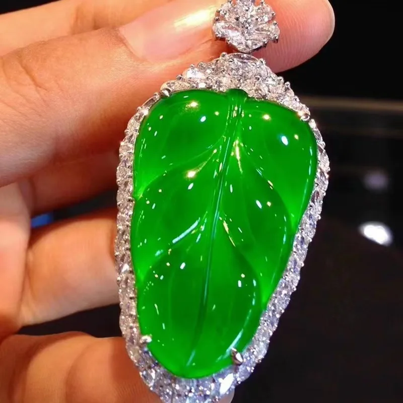 Кулон в виде листьев императора зеленого солнца из нефрита
