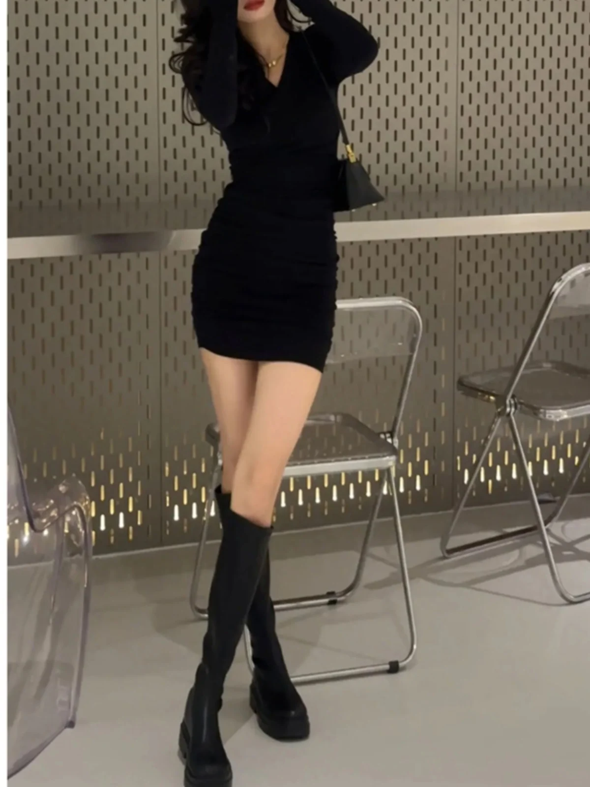 Черное светское плиссированное облегающее платье с v-образным вырезом женское