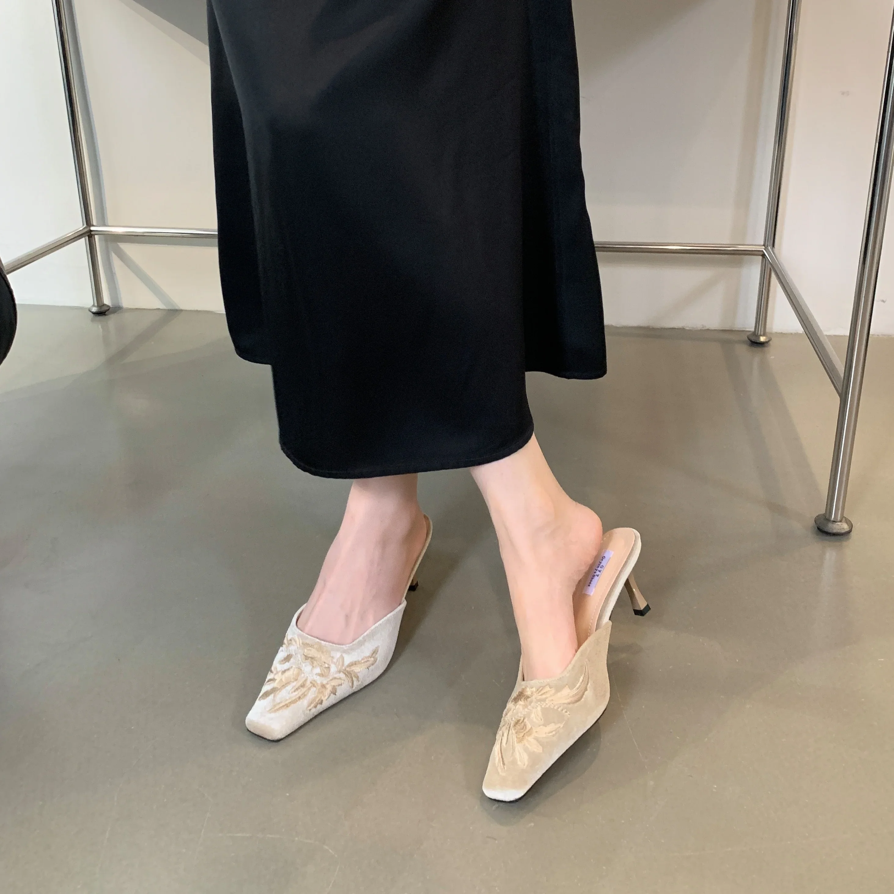 Осень 2024 модные женские замшевые тапочки на высоком каблуке с цветочной вышивкой