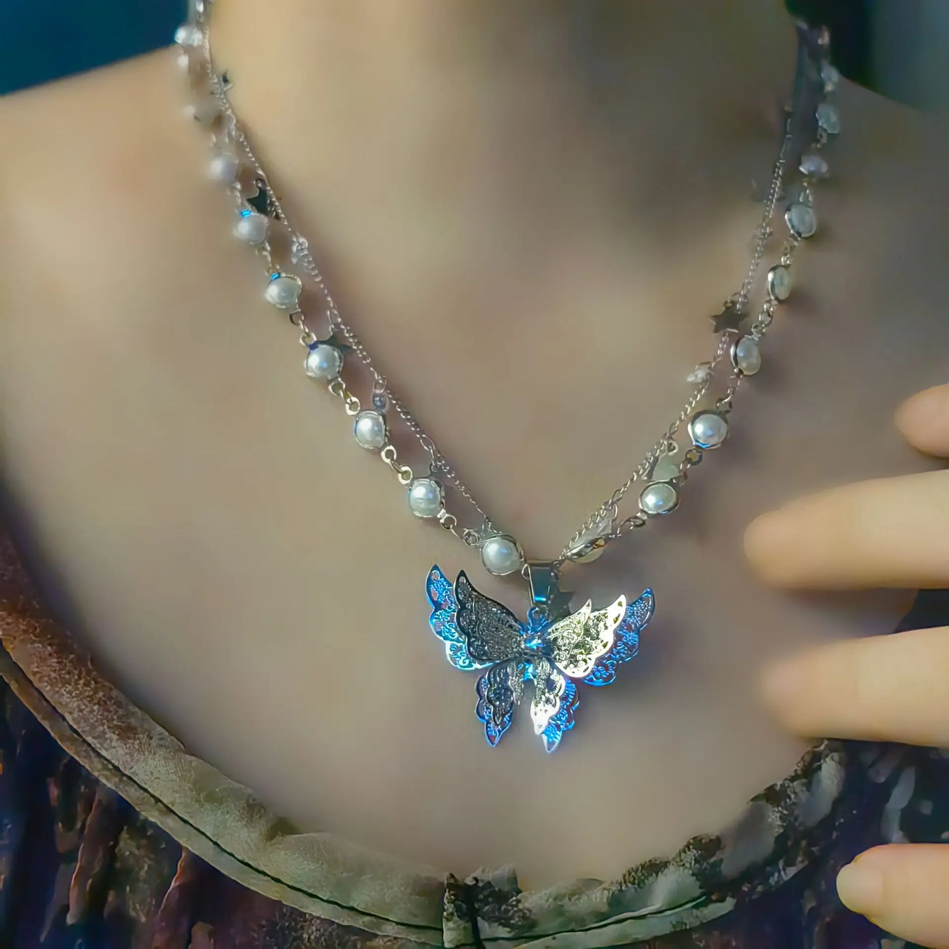 

Женское романтическое ожерелье из искусственного жемчуга, изысканная ажурная подвеска в виде бабочки, цепочка на шею, деликатное ювелирное...
