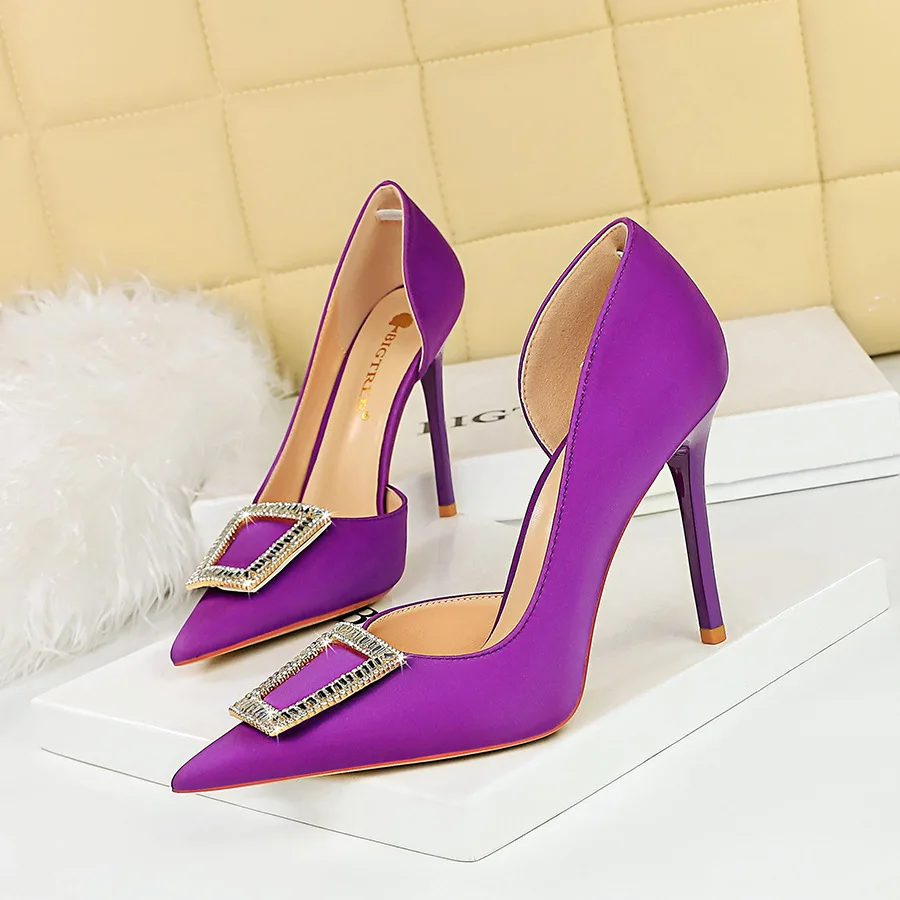 

2023 Designer Luxury Women's Shoes On Offer Pointed Toe SlipON Metal Rhinestone Buckle Faux Suede Summer Banquet High Heel Pumps