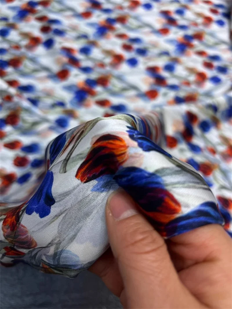 Яркий тюльпан летняя мягкая гладкая эластичная нить атласная