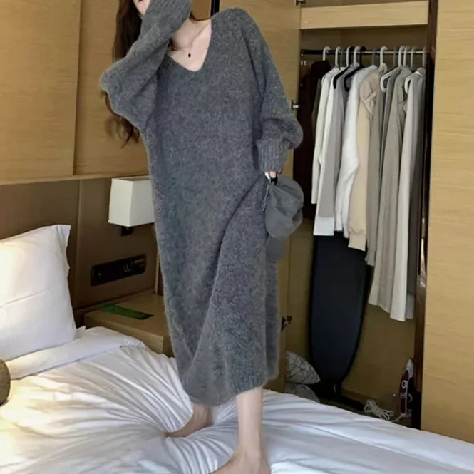 Женское длинное свободное трикотажное платье-свитер с V-образным вырезом