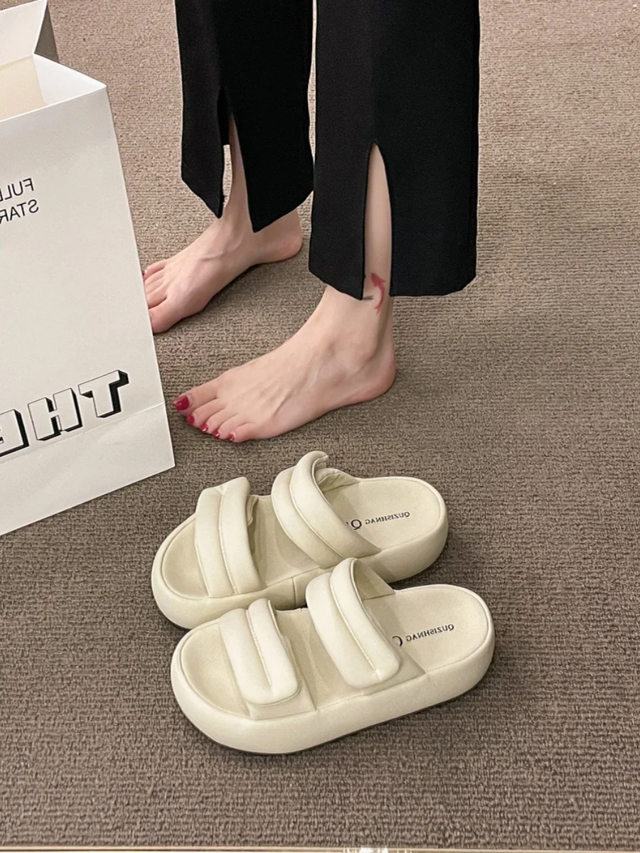 

Сланцы женские на плоской подошве, пляжные мягкие тапочки на платформе, повседневная выразительная обувь в римском стиле, лето 2023