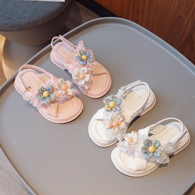 

Летние сандалии для девочек, новинка, детская обувь принцессы с цветочным кружевом и жемчугом, яркая Свадебная модель 2023, детские модные повседневные сандалии