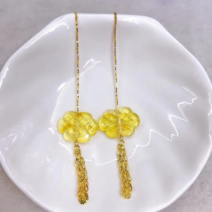 

Natural Beeswax Chinese Knot Ear Wire in S925 Silver