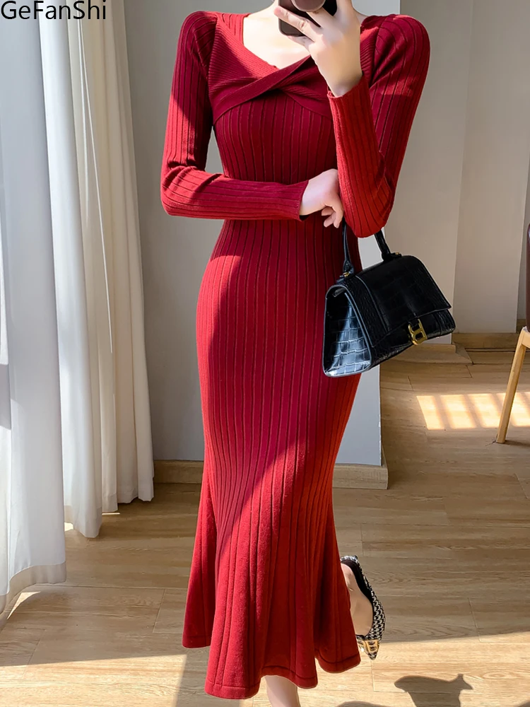 

Женское трикотажное платье-свитер с юбкой годе и длинным рукавом