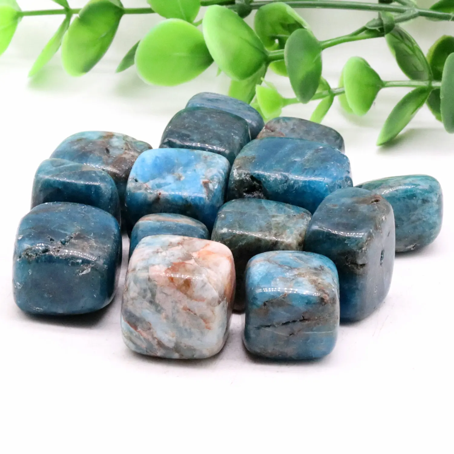 Украшения с драгоценными камнями. Уральские самоцветы екб. Драгоценные камни в подарок. Иркутские самоцветы. Бриллиант людовика 16 сердце океана.