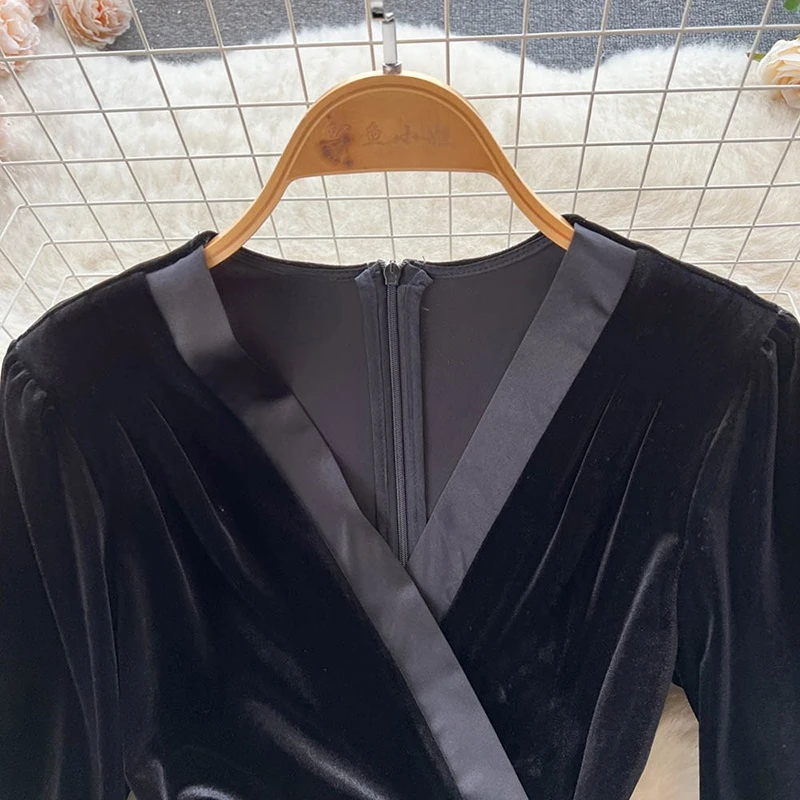 Женское бархатное платье с поясом