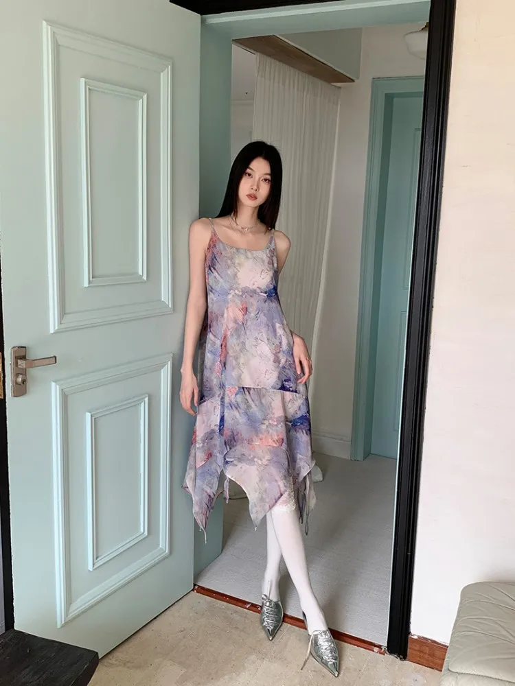 Женское платье с юбкой годе облегающее асимметричным подолом и принтом масляной