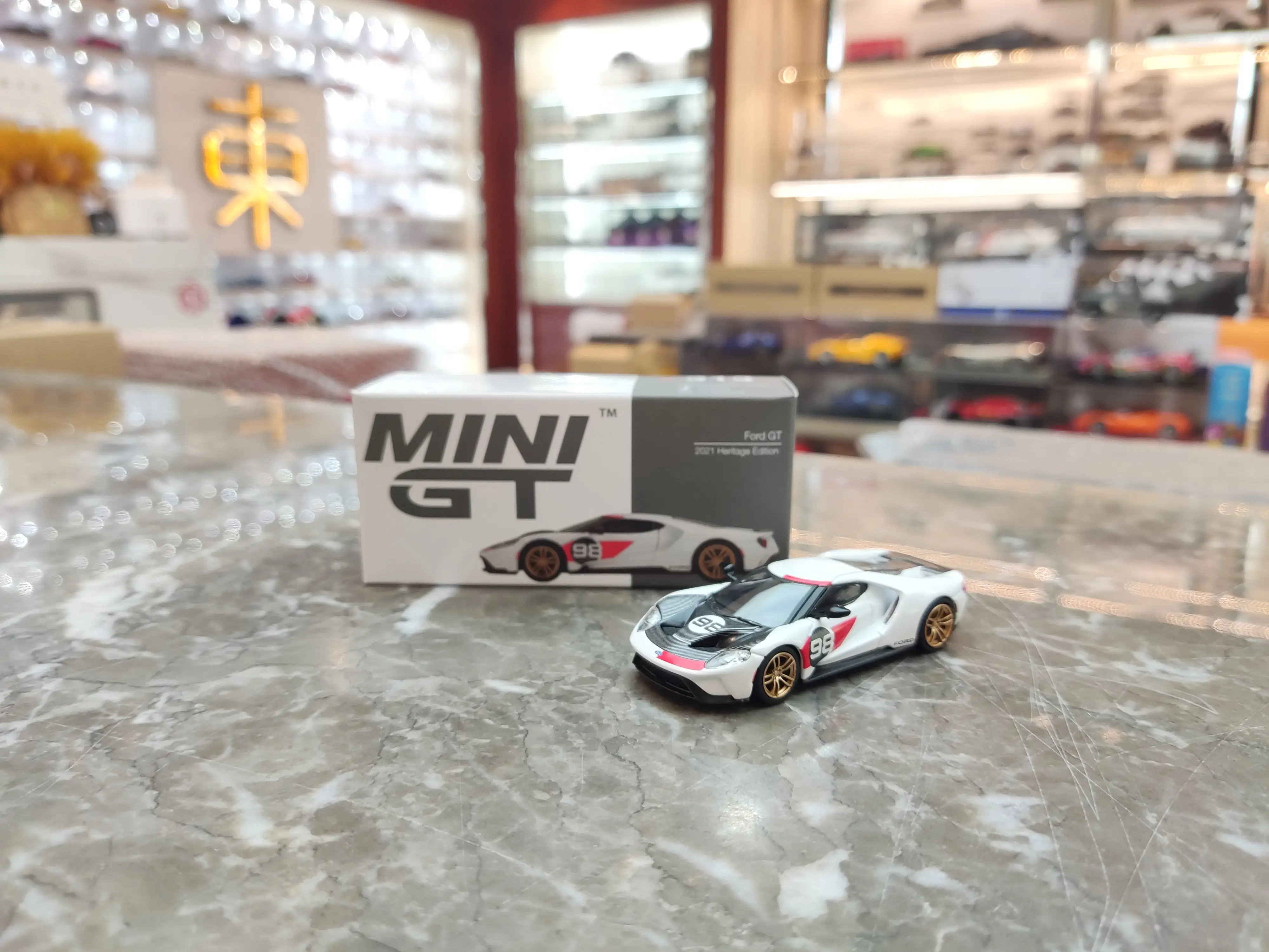 

[Ручная работа] 1:64 MINI GT Ford GT 2021 Ken White № 98 Коллекционная модель автомобиля из сплава, украшение в подарок