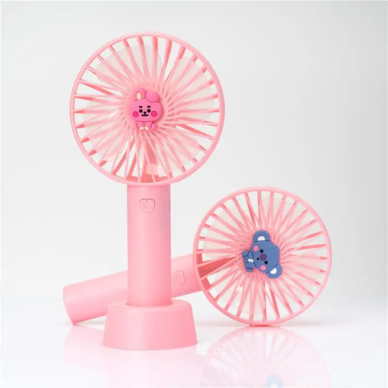 

Kawaii 9-дюймовый BT21 TATA RJ CHIMMY COOKY вентилятор, милый ребенок серии ручной мини электрический вентилятор зарядки USB розовый маленький вентилятор л...