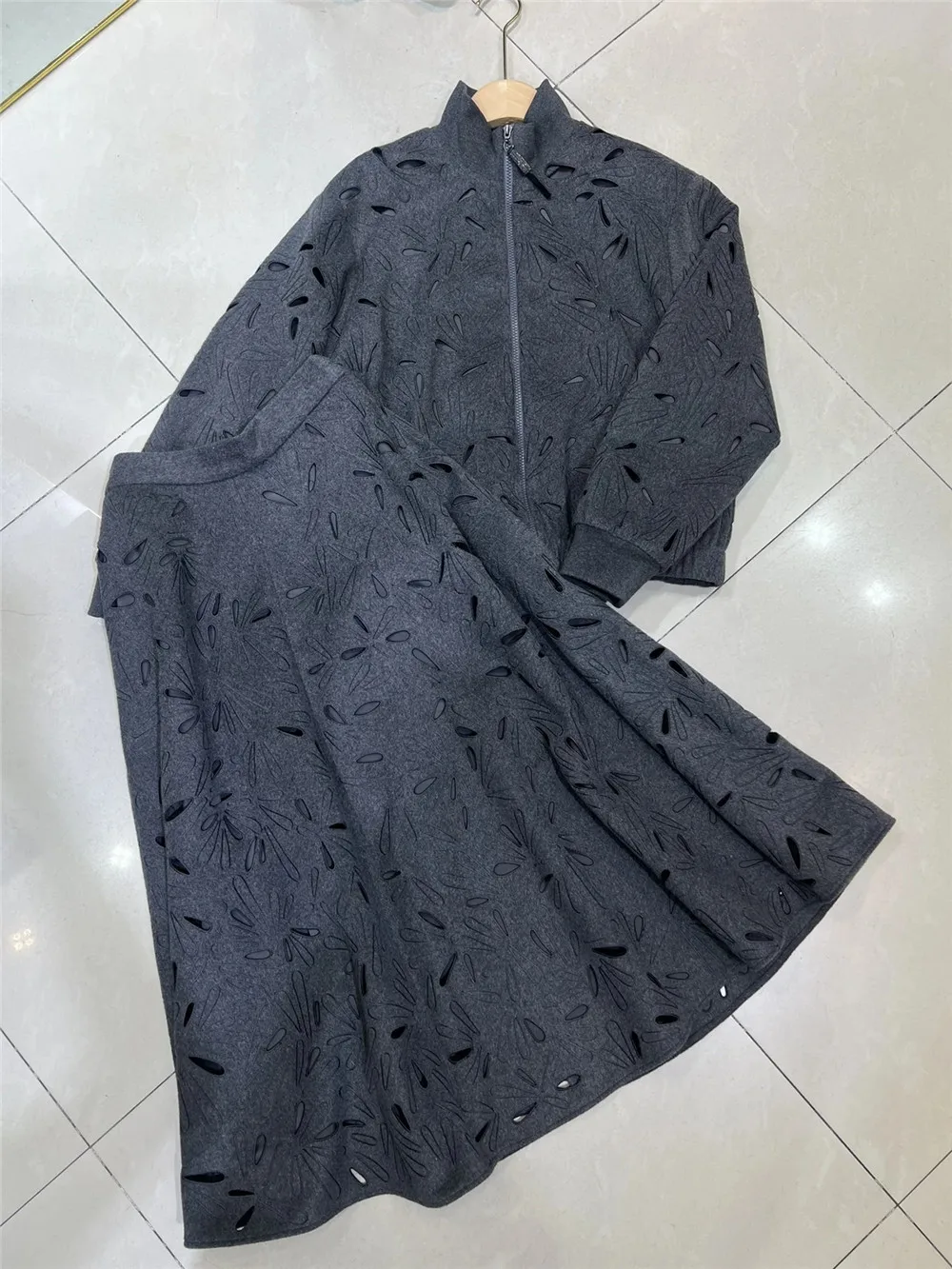 Осенняя шерстяная короткая куртка с полым узором B * C пальто + юбка трапециевидной